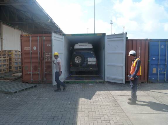 Abrindo o contêiner da Fiona, no porto de Cartagena, na Colômbia